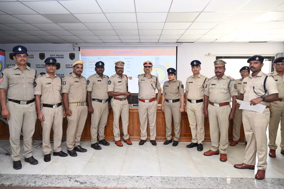 హోంగార్డు నుండి సీఐ వరకూ 244 మంది సిబ్బందిని రివార్డులతో సత్కరించిన విశాఖ సీపీ!